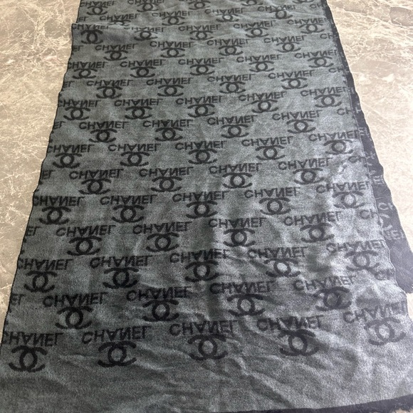Chanel winter scarf wool silk shawl CC black Gray  geometric pattern - Picture 2 of 3